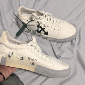 OFF-WHITE Low top Casual shoes